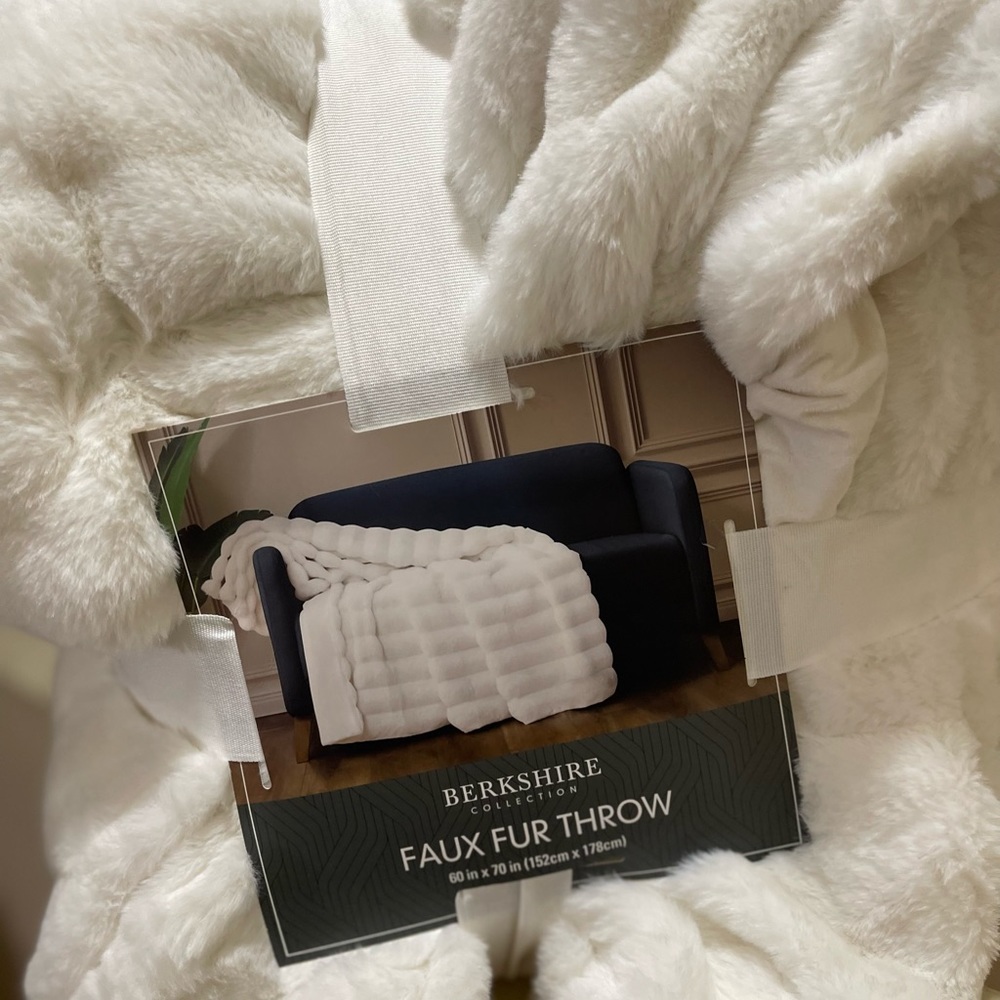 - Berkshire Faux Fur Throw - Picture 6 of 8